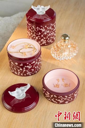 英國當代藝術家標誌性雕塑作品《靜水》現驚豔水晶版