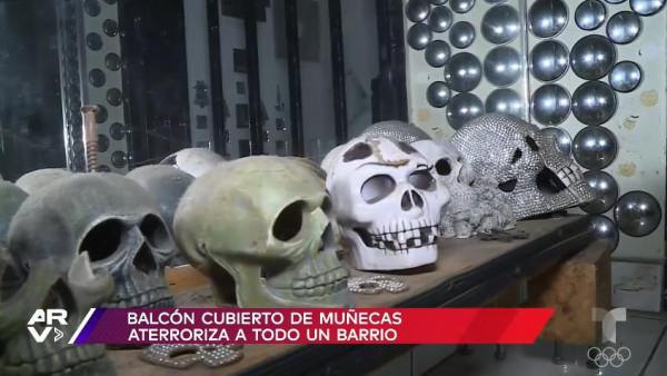 街邊陽臺堆滿幾百個娃娃頭，嚇到路人不敢走！外國屋主：這是藝術