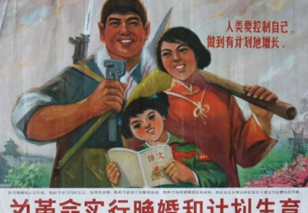 此人開國稱帝，縣醫院設立為皇宮，40多名護士被封為妃子