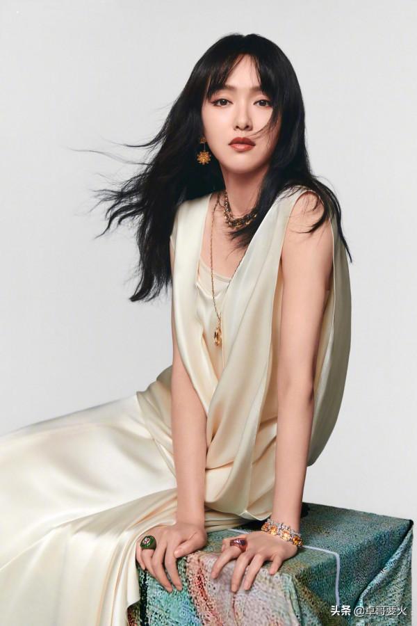 唐嫣最新“大片”出爐，璀璨的人魚造型設計，似引領時尚圈新潮？
