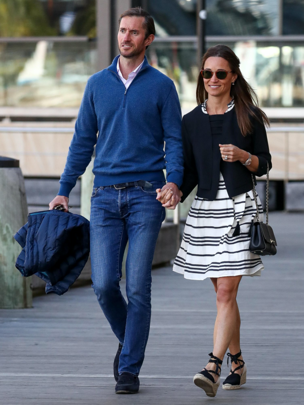 凱特妹妹的新造型好美！穿條紋衫不像38歲，直勾勾地盯著老公太甜