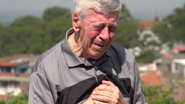 62歲老人的無奈哭訴：我寧可成為一個不孝子，也希望父親早日離去