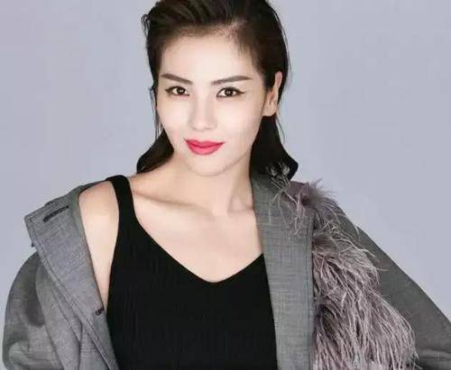 劉濤和李冰冰喝酒，誰留意到劉濤的敬酒動作，素質高低一目瞭然