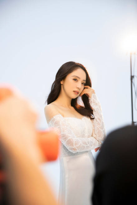 董璇著白色一字肩連衣裙 氣質優雅溫婉迷人