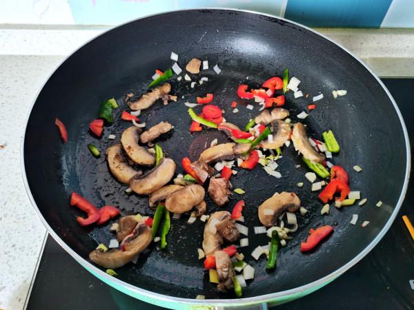 今天的午餐很特別，三樣風格的美食湊成一桌，超級好吃