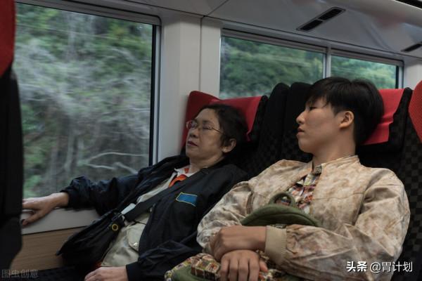 建議老年人：不管到哪旅遊，儘量帶上這6樣東西，關鍵時有大用處