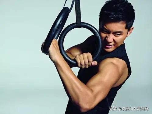 李晨常年堅持健身,手臂肌肉線條明顯,坦言主要靠3點維持身材 李晨常年堅持健身,手臂肌肉線條明顯,坦言主要靠3點維持身材