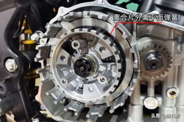 換裝滑動離合器，賽科龍RG3發動機拆解實操
