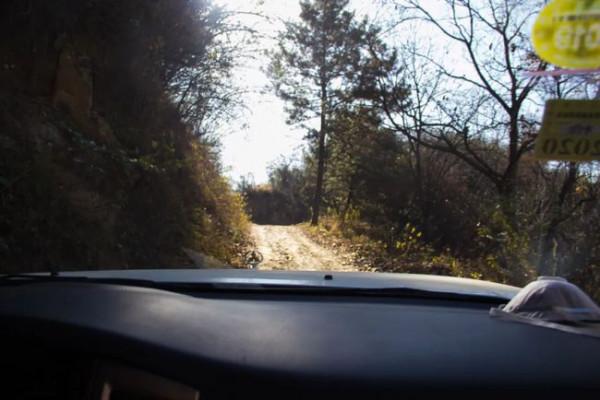 一山一路孤零零一棟老房子，秦嶺鎮安海棠山，山頂還住著一戶人家