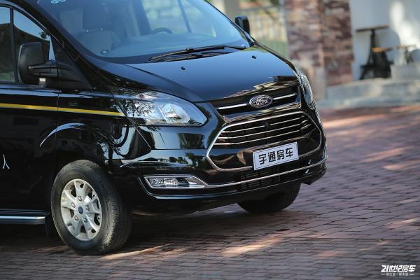 不懼限高！美女初體驗高度只有2米4的宇通福特B型房車