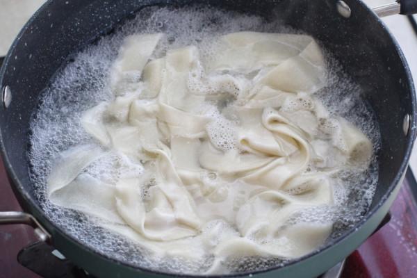 扯一扯就能做麵條,爽滑筋道比買得好,拌上醬料頓頓吃都不覺得膩 扯一扯就能做麵條,爽滑筋道比買得好,拌上醬料頓頓吃都不覺得膩