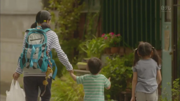 女兒被幼兒園“勸退”的媽媽：廢掉一個孩子，只需要幫他做一切…