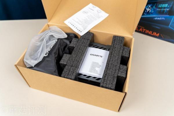 螢幕酷炫,用料誇張,適合高階玩家、技嘉鉑金雕1200W白金牌電源 螢幕酷炫,用料誇張,適合高階玩家、技嘉鉑金雕1200W白金牌電源