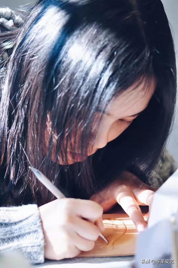 發掘一枚手工小達人，美女設計師愛上了皮革藝術
