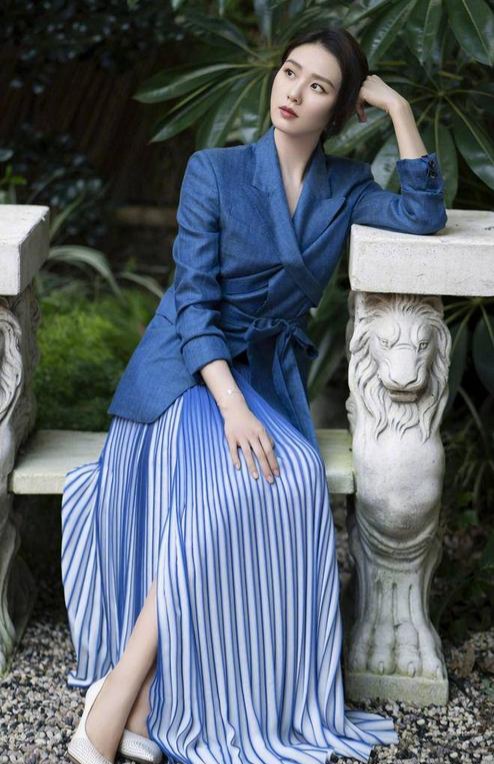 劉詩詩太會穿搭了,西裝搭百褶裙時髦又有女人味 劉詩詩太會穿搭了,西裝搭百褶裙時髦又有女人味