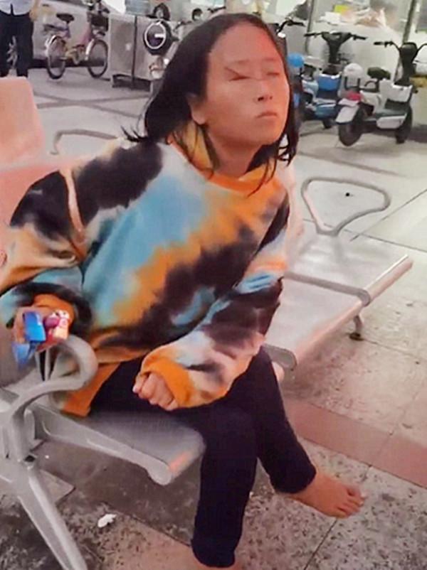 流浪女為情所困精神受刺激,不愛穿鞋愛抽菸,心情不好就閉眼罵人 流浪女為情所困精神受刺激,不愛穿鞋愛抽菸,心情不好就閉眼罵人