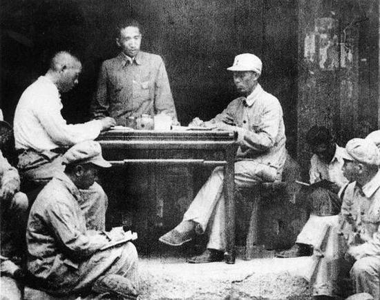 徐向前深秋回山西老家，姑姑見了心疼：這大官穿得不如老百姓暖和