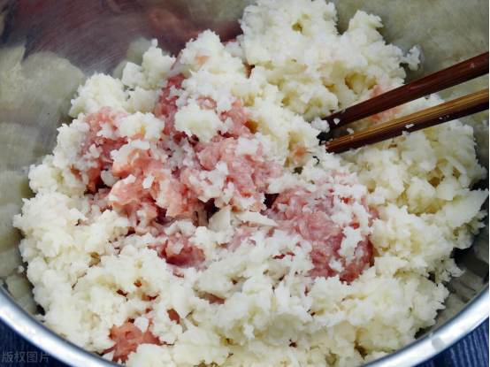 元旦吃餃子，韭菜白菜靠邊站，這4種菜做餡，鮮嫩多汁，營養美味