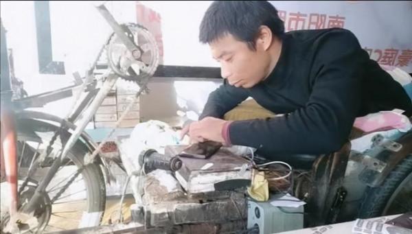 夏西偉:5歲時被生父家暴,落下終生殘疾,靠貼膜買下一套房 夏西偉:5歲時被生父家暴,落下終生殘疾,靠貼膜買下一套房