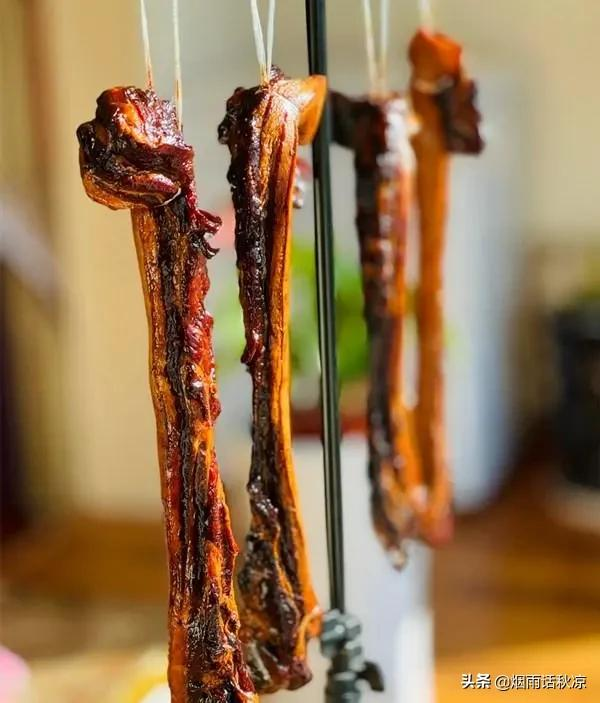 把豬肉放進醬油裡泡一泡,實在太香了,色澤紅亮比臘肉還好吃 把豬肉放進醬油裡泡一泡,實在太香了,色澤紅亮比臘肉還好吃