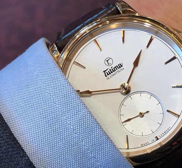 與萬國風格相似價位只到浪琴，德國格拉蘇蒂的第一個三問製表品牌