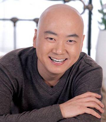 登20次春晚，因8個字被索賠1億，55歲未婚無子，郭冬臨如今怎樣了