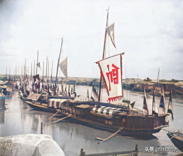 晚清老照片：大船掛&OpenCurlyDoubleQuote;帥&rdquo;旗，女孩展示小腳，車伕赤腳拉車