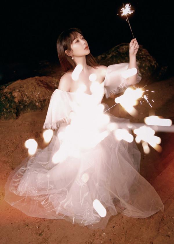 楊紫小白裙造型再度封神!穿露肩白裙美成“花魁”,握煙花棒好仙 楊紫小白裙造型再度封神!穿露肩白裙美成“花魁”,握煙花棒好仙