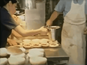 36張圖看精彩世界，巴西情侶被搶，男友撒腿就跑，女子仍淡定吃飯