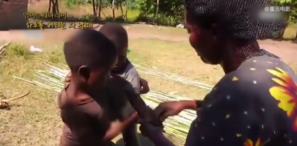 非洲姐弟被母親拋棄，家裡只剩一張破布，餓了只能吃野草！紀錄片