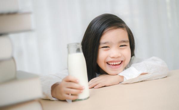 多喝奶能補鈣助長高，不想給孩子喝“假奶”，這份挑選攻略要看看