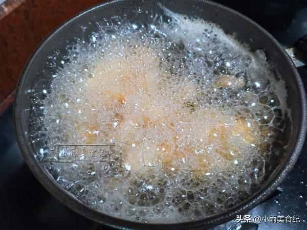 天冷了，多給孩子做這菜吃，先炸後煲營養又解饞，上桌孩子搶著吃