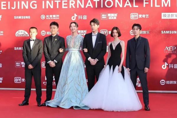 北京電影節紅毯:鞏俐一女拖四男,梅婷胸前掛月餅,周冬雨顯老氣 北京電影節紅毯:鞏俐一女拖四男,梅婷胸前掛月餅,周冬雨顯老氣