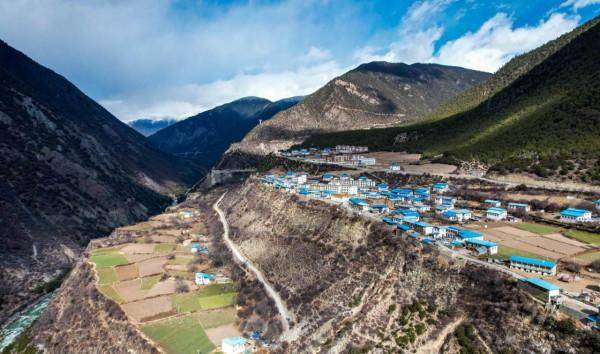 西藏與雲南交界處的懸崖村，進出道路難行，風光卻美如世外桃源