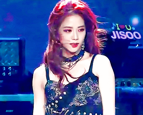 Jisoo臺上豔光四射，臺下高定穿成阿依蓮？韓星為什麼鎮不住場子