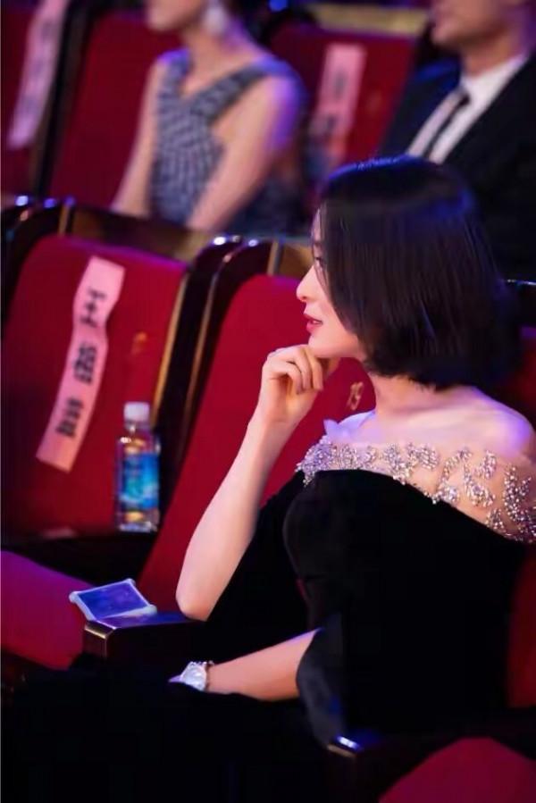 吳越認真打扮好驚豔!刻在骨子裡的美,穿“鑲鑽絲絨裙”優雅貴氣 吳越認真打扮好驚豔!刻在骨子裡的美,穿“鑲鑽絲絨裙”優雅貴氣