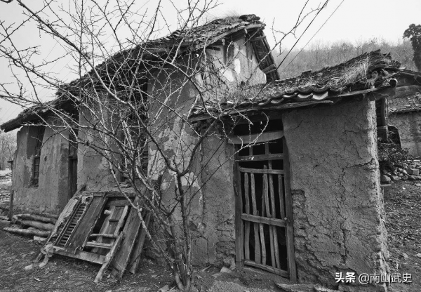 論劉其瑞的實戰能力，一踢一砸耕牛內臟俱損，手指能把磚劈成數塊