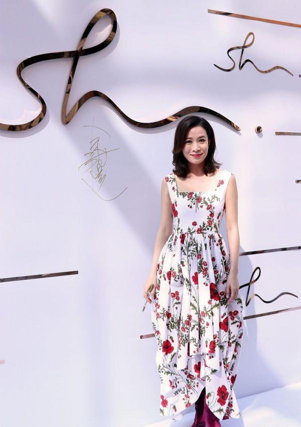 佘詩曼難擋甜美逆齡感,身姿優雅,宛若少女 佘詩曼難擋甜美逆齡感,身姿優雅,宛若少女