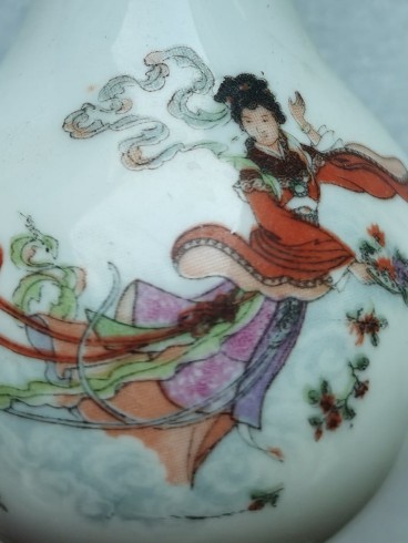 567年代之“天女散花”長頸瓶