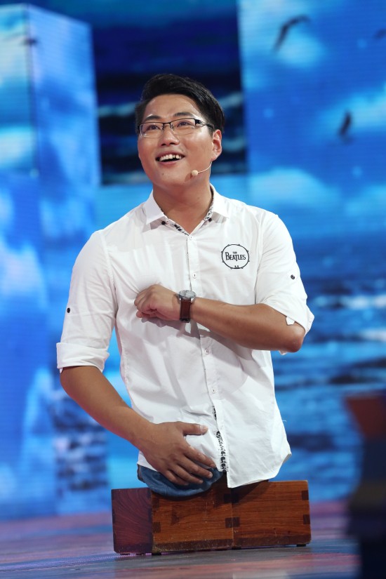 流浪歌手沒雙腿沒文化，卻娶了健康漂亮女孩活成勵志人物，他憑啥