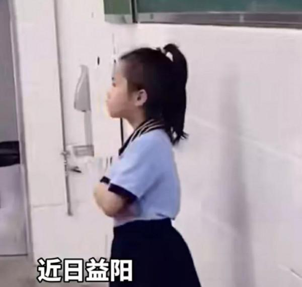 小學生女班長“挑戰”大學生張美玉