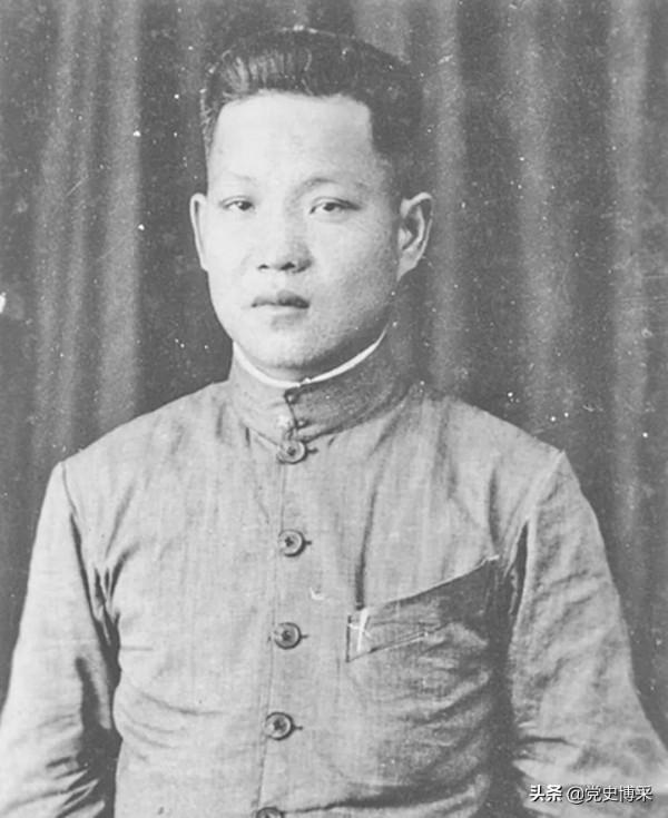 雲南籍開國中將，榮獲四枚一級勳章，左眼失明晚年手拿放大鏡撰寫回憶錄