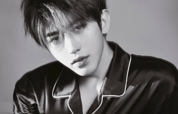 盛典紅毯造型蔡徐坤最為亮眼，墨鏡配胡茬，是要轉型硬漢風了？