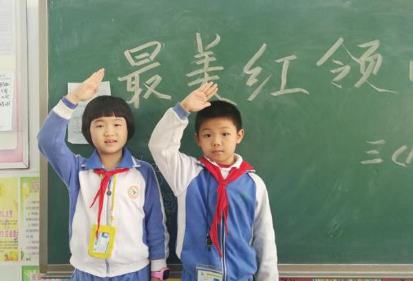 學校要求小學生佩戴“綠領巾”，引發網路討論熱潮，校方進行回應