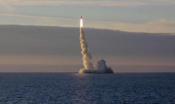 日本的小日子不太好過!中國航母過境,俄潛艇在家門口發射導彈 日本的小日子不太好過!中國航母過境,俄潛艇在家門口發射導彈