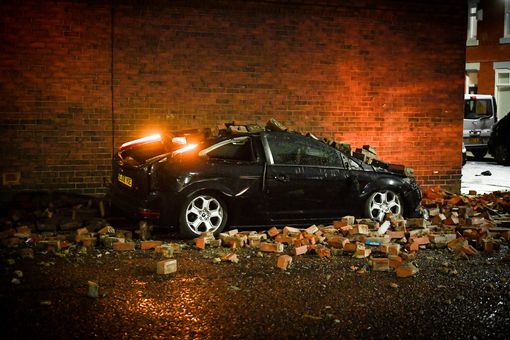 瀑布倒流、鐵路停運、機場中斷，風暴達德利與尤尼斯襲擊英國