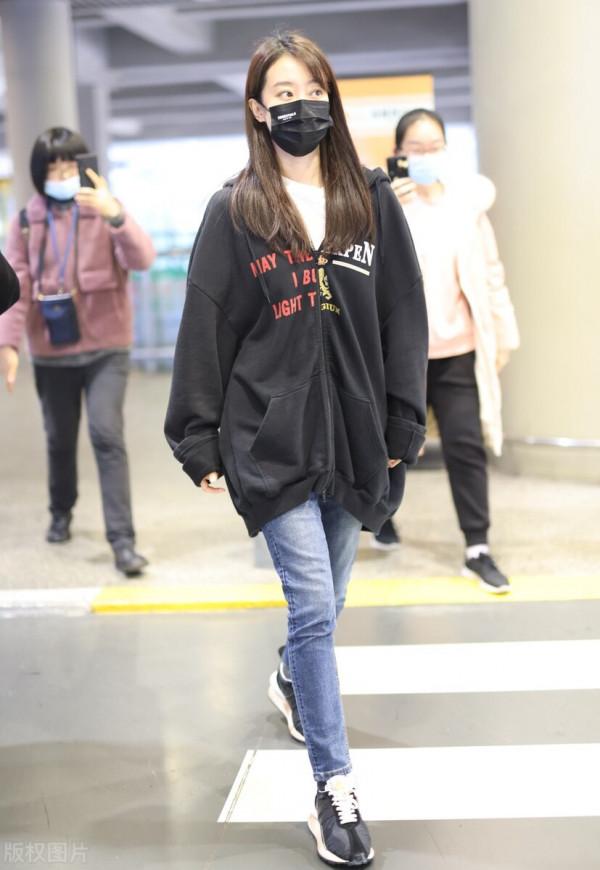 張小斐黑色拉鍊衛衣牛仔褲低調現身 長髮披肩溫溫柔柔