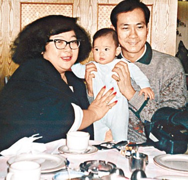 同樣是鄭少秋的女兒，沈殿霞和官晶華的女兒一對比，差距就出來了