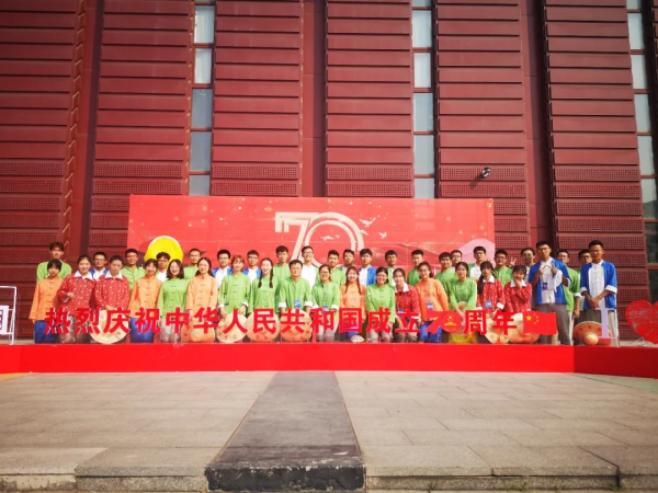 她叫金璐瑤 她叫金璐瑤