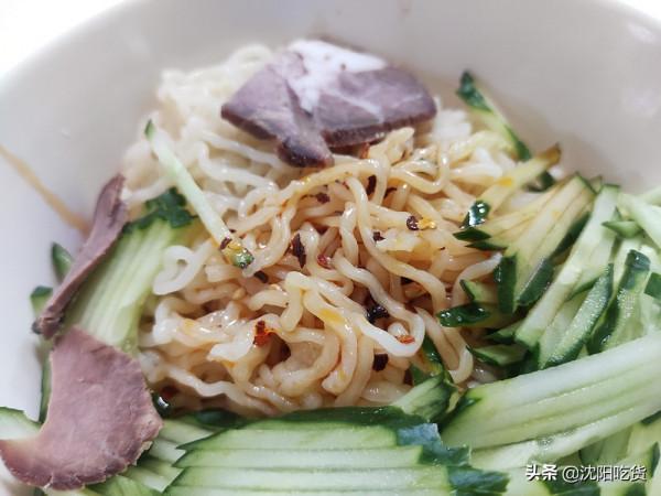 鋪了一層牛肉的牛肉麵你吃過嗎?那勺辣椒醬是點睛之筆 鋪了一層牛肉的牛肉麵你吃過嗎?那勺辣椒醬是點睛之筆